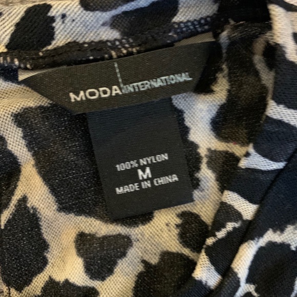 BOGO 💚 Leopard Print Keyhole Blouse - Picture 6 of 7